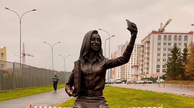 "Эротичный" памятник учительнице с выпирающими сосками возмутил жителей Подмосковья