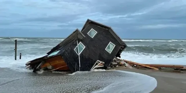 Страховки не будет: женщина с берега наблюдала, как её дом уходит под воду