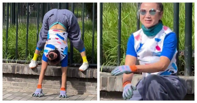 Пожилая китаянка разминается в парке