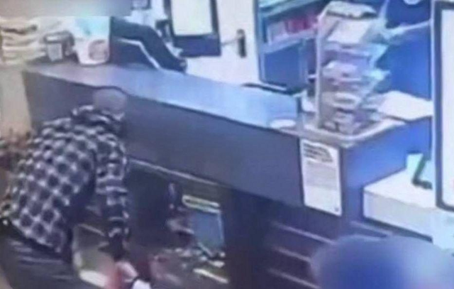 Мужчина разбил лопатой витрину ресторана в Москве и похитил детский конструктор