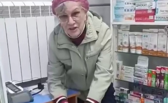 Пенсионерка устроила скандал в аптеке после отказа пустить её в туалет