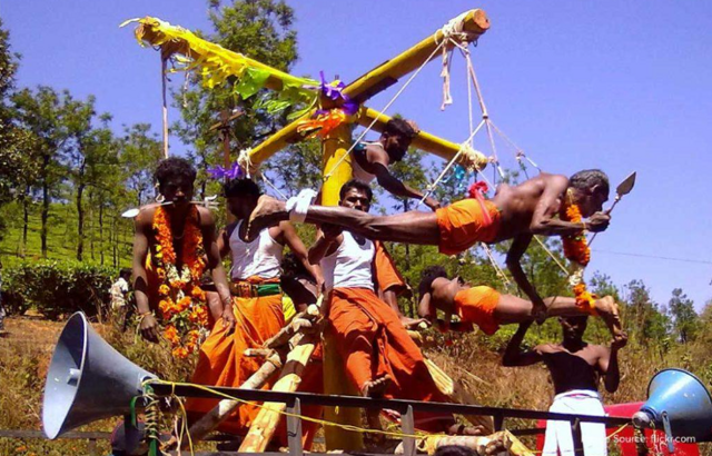 Человеческие люстры – зачем индусы вешают себя на крюки