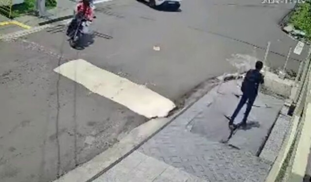 Мужчина провалился под землю на улице в бразильском Манаусе