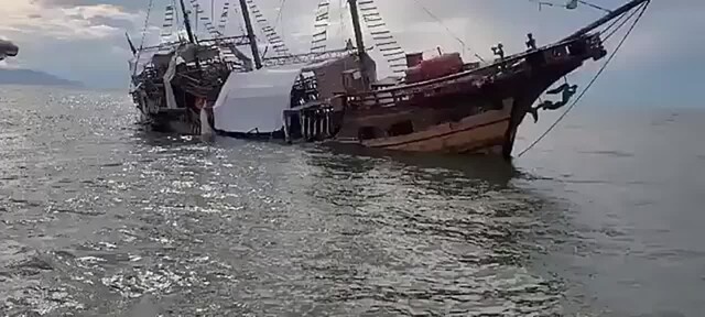 Копия корабля Колумба SANTA MARIA затонула в Мексике