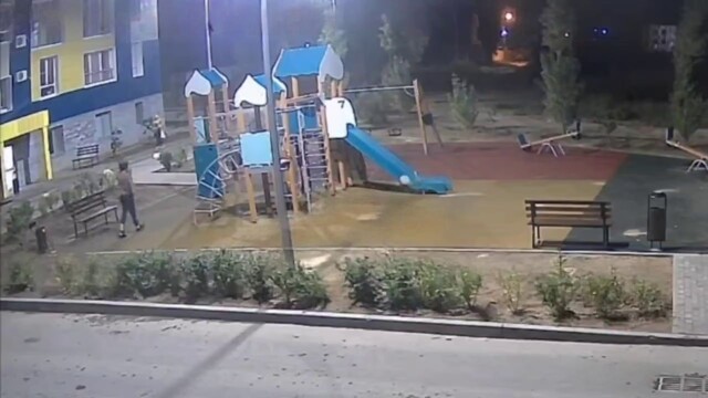 В Волгограде мигрант с криками «один на один!» крушил детскую площадку