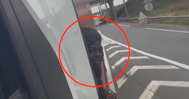 Британский дальнобойщик заметил мигранта в своём грузовике