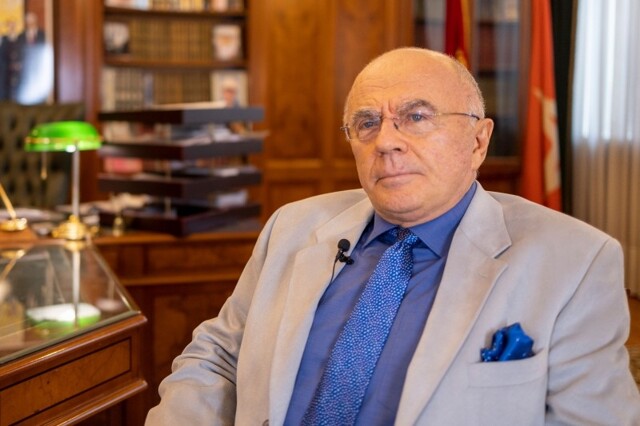 В Петербурге ректор потратил миллионы на поездки, алкоголь и личную охрану