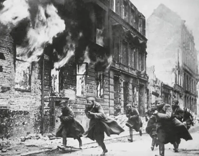 В разгар боя командир приказал разобрать пулеметы. Интересный эпизод в центре Берлина