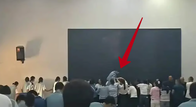 Школа в Китае заставляет детей ходить по родителям