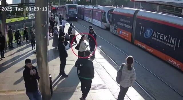 Сотрудник службы безопасности в последний момент спас невнимательную женщину