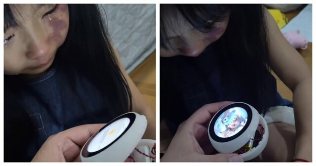 Девочка прощается со своим сломанным роботом