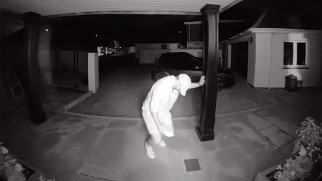 Мужчина так напился, что заснул прямо на пороге дома