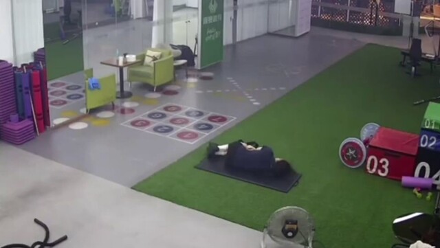 Девушка уснула в тренажерном зале