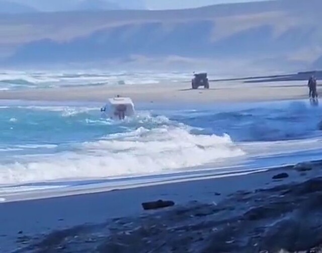 Спасателей на машине чуть не унесло волной в открытое море на Курильских островах