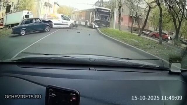 ДТП в Красноярске "Пежо не заметил электробус"