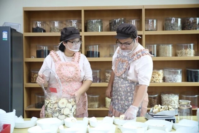 Китайская пара прославилась в сети из-за внешнего сходства