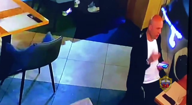 Мужчина обменял криптовалюту на билеты банка приколов