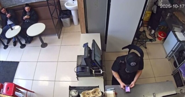 В Татарстане мужчина несколько раз выстрелил в сотрудницу кафе из пневматического пистолета