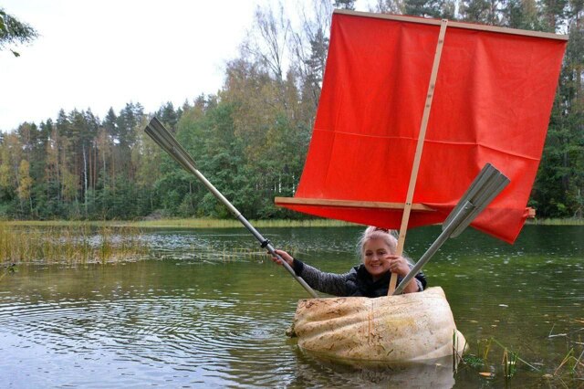 Дачница из Петербурга проплыла на гигантской тыкве по озеру в Псковской области