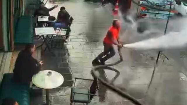 В Стамбуле владелец кафе решил навести порядок перед своим заведением, но перестарался