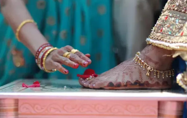 Почему индийцы трогают ноги стариков