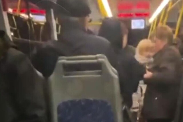 В Петербурге пенсионерка запрыгнула на студента и вытащила его с места в автобусе