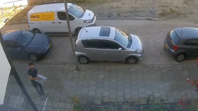 Сотрудник службы доставки пытался забросить посылку на балкон