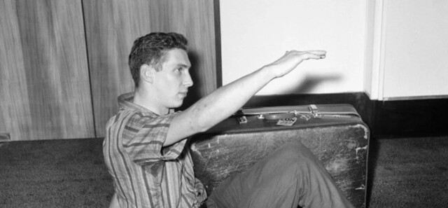 Человек, который отправил себя в ящике из Австралии в Великобританию