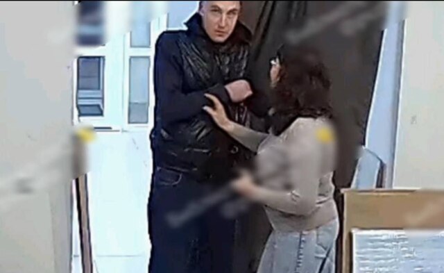 В Екатеринбурге дебошир довел сотрудницу ПВЗ до слез из-за патчей для глаз