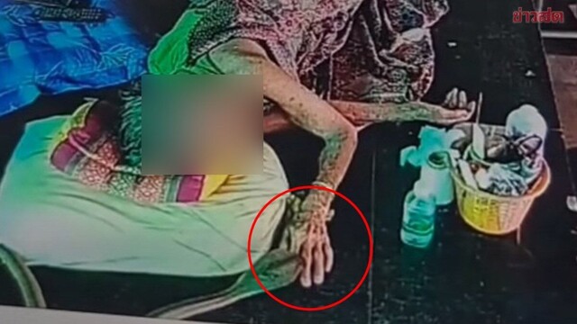 В Таиланде кобра впилась в спящую старушку