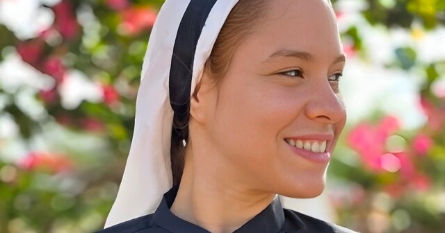 Монахиня оставила монастырь, чтобы преподавать йогу в бикини