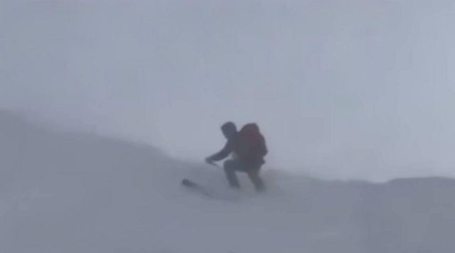 Лыжник чуть не погиб во время схода лавины