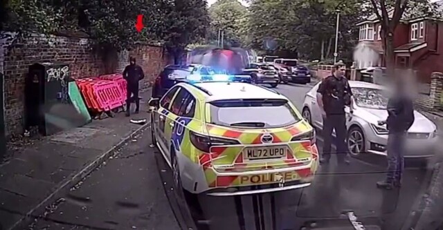 Нападение на британских полицейских попало на видео