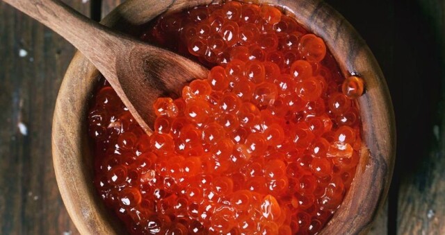 Женщина была приятно удивлена, когда турецкий торговец подарил ей икру