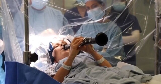 Пациентка играла на кларнете во время четырёхчасовой операции на головном мозге