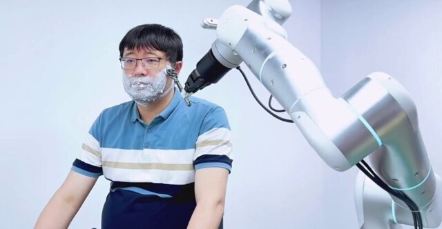 Роботы научились брить людей