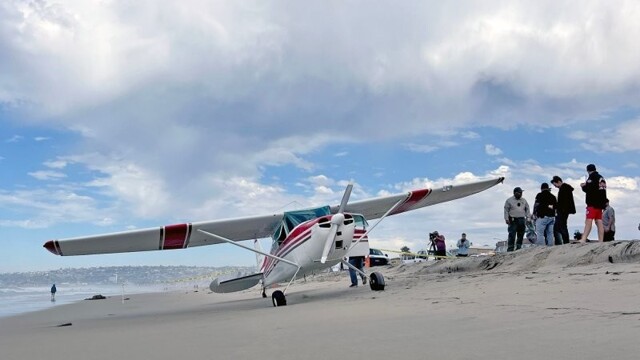 Пилот чудом посадил самолёт на пляже в Сан-Диего