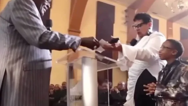 Пастор отчитал прихожанку за «недостаточное» пожертвование