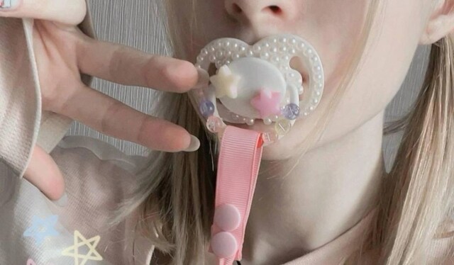 Зумеры сосут детские пустышки, чтобы снизить стресс