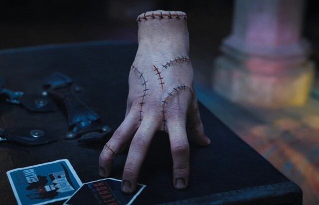 «Уэнсдей»: как создавались сцены с Вещью – загадочным и забавным членом семейки Аддамс