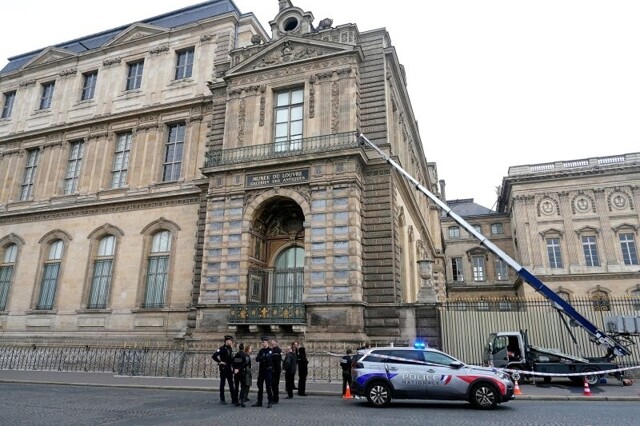 В сети появилось видео побега грабителей из Лувра