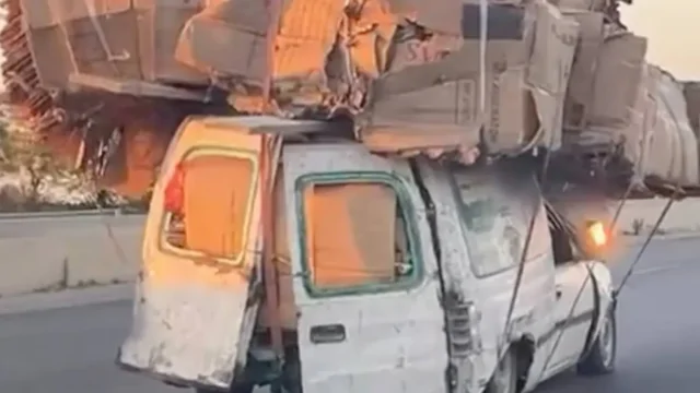 Машина, доверху нагруженная картоном, вспыхнула на обочине как факел