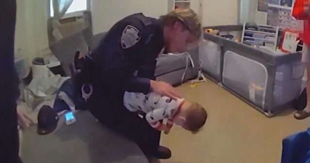 Сотрудники полиции спасли задыхающегося малыша