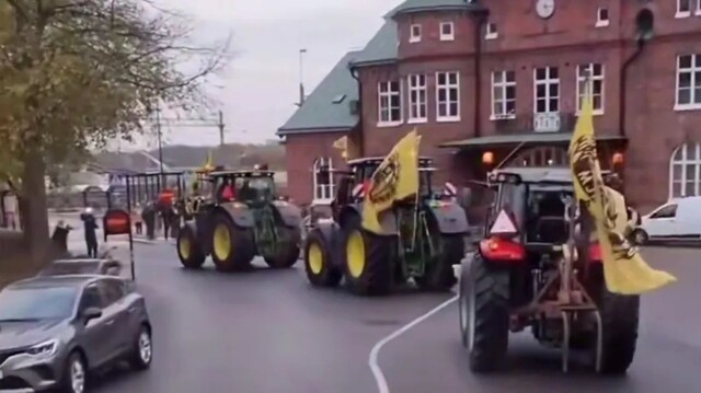 Новоиспеченные чемпионы Швеции по футболу проехались по родной деревне на автобусе. Рядом ехали болельщики на тракторах