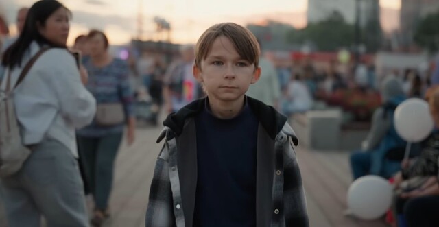 20-летний парень похож на ученика начальных классов