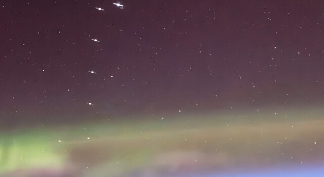 Астронавт NASA снял космический «поезд» из спутников Starlink на фоне полярного сияния