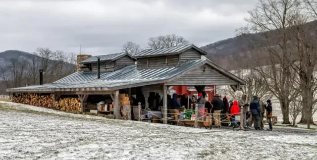Мужчина показал, как земля "пожирает" его дом на протяжении 30 лет