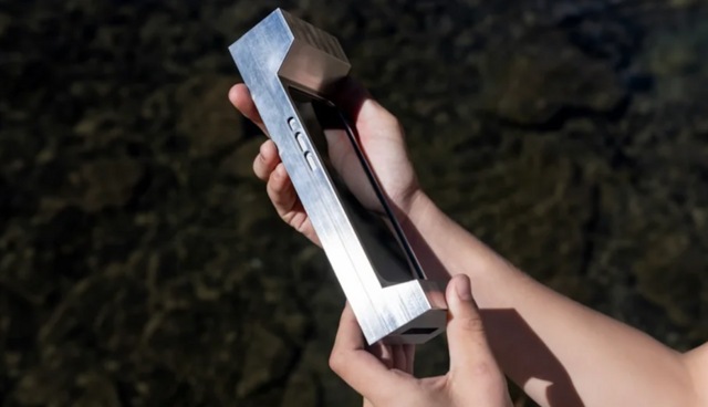 Американец создал 3-киллограмовый чехол для iPhone для борьбы с зависимостью