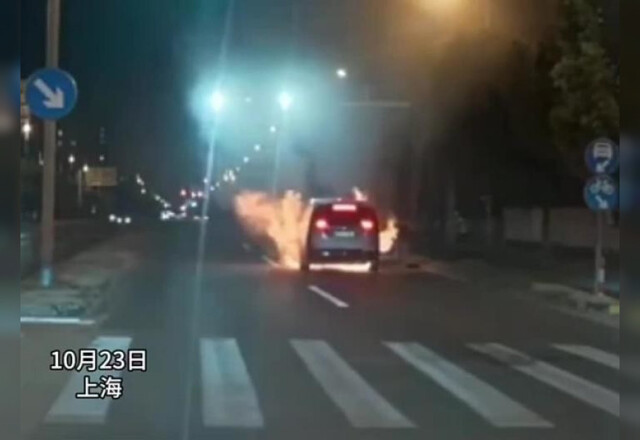 Возгорание электрического минивэна Li Mega в Шанхае: водитель и пассажир успели покинуть салон