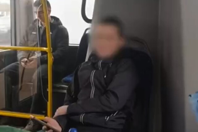 В Петербурге школьники побили пенсионерку в автобусе